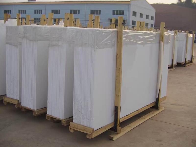 Bundled engineered slabs in the warehouse
